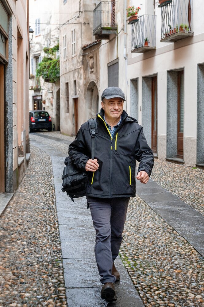 Ugo Luzatti läuft durch ein italienisches Alpendorf