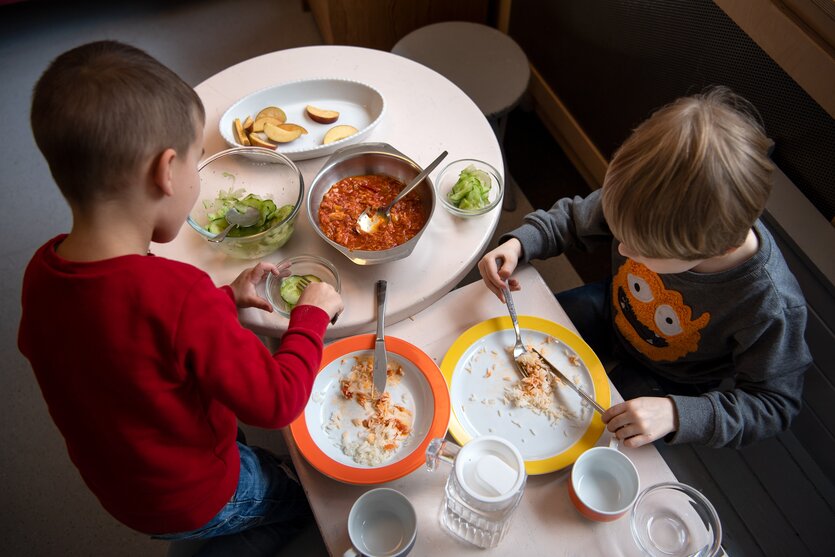 Zwei Kinder beim Essen in einer Bremer Kita.