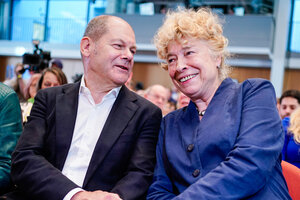 Bundeskanzler Olaf Scholz und Gesine Schwan (SPD) unterhalten sich