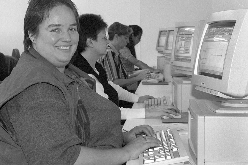 Frauen sitzen vor alten grauen Computern bei einem EDV-Kurs im Zentrum für Weiterbildung in Frankfurt