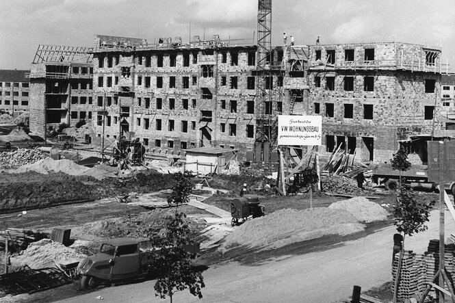 Schwarz-Weiß-Aufnahme Baustelle einer Wohnanlage mit dem Schild VW Wohnungsbau