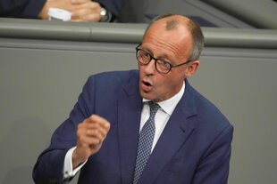 Friedrich Merz, CDU-Bundesvorsitzender und Unionsfraktionsvorsitzender, spricht nach der Regierungserklärung des Bundeskanzlers