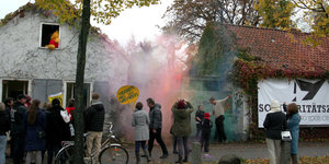 Unterstützer werfen Farbpulver vor den Gebäuden des Amtes für Stadtgrün in die Luft