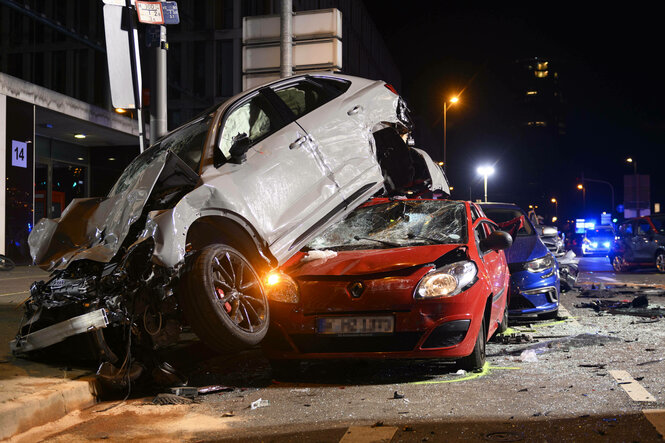 Zehn demolierte Autos, 14 Verletzte, so die vorläufige Bilanz eines Unfalls