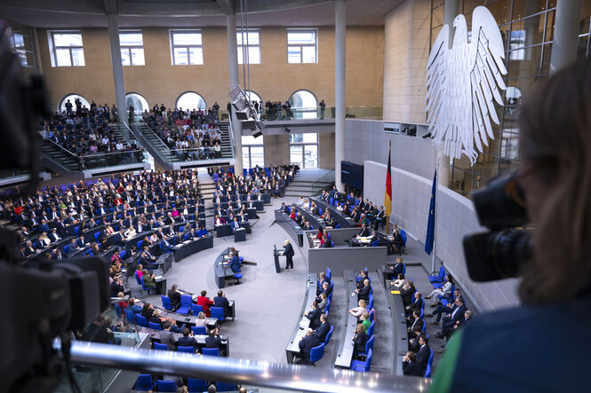 Blick in den Plenarsaal von oben - während der Regierungserklärung des Kanzlers, der große Bundesvogel hängt an der Wand