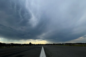 Dunkle Wolken ziehen über dem Tempelhofer Feld auf