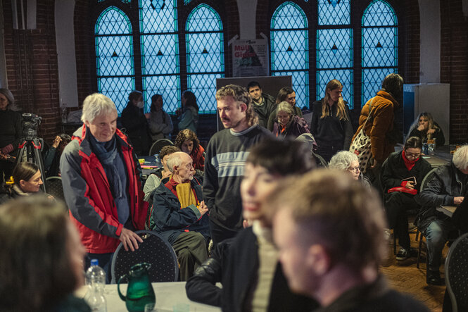 Eine Menschenmenge in einer Kirche beim Müllgipfel 2024