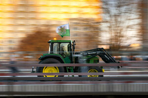 Ein Traktor fährt im Rahmen der Aktionswoche des Bauernverbands über die Carolabrücke und hat dabei eine Fahne des einstigen Königreiches Sachsen, die häufig von Anhängern der rechtsextremen Kleinstpartei 