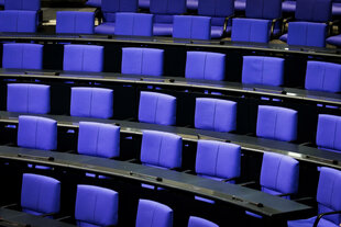 Leere Stühle im Deutschen Bundestag