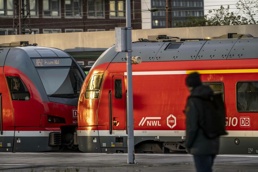 Regionalzug, Regioexpress, fährt in den Hauptbahnhof von Essen ein