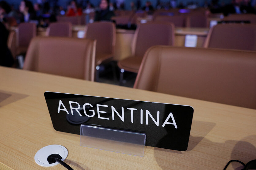 Ein Schild der argentinischen Delegation steht auf einem Tisch während der Klimakonferenz der Vereinten Nationen (COP29) in Baku, Aserbaidschan, 15. November 2024