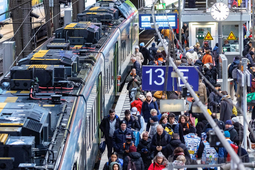 Überfüllter Bahnsteig an Gleis 13 im Hamburger Hauptbahnhof