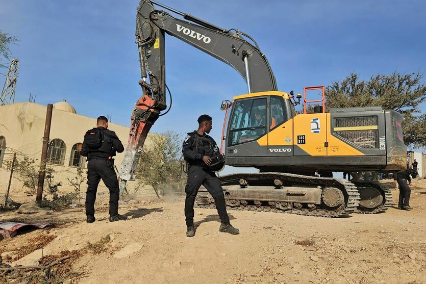 EIn Bulldozer baggert eine Moschee weg