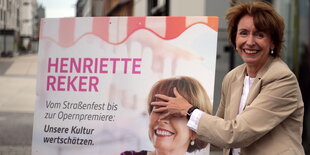 Reker mit Wahlplakat