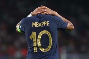 Kylian Mbappé verscrhänkt diue Arme hinter dem Kopf