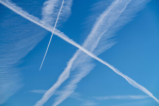 Kondensstreifen von Düsenflugzeugen am Himmel