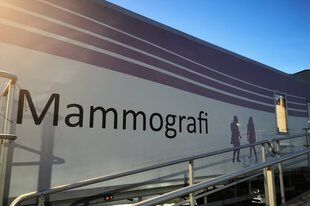 Mammografi steht auf einem Bus