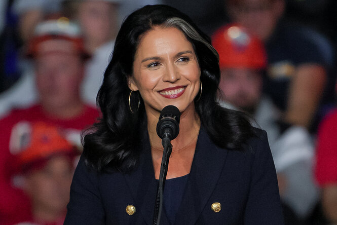 Tulsi Gabbard hinter einem Mikrofon, im Hintergrund Publikum