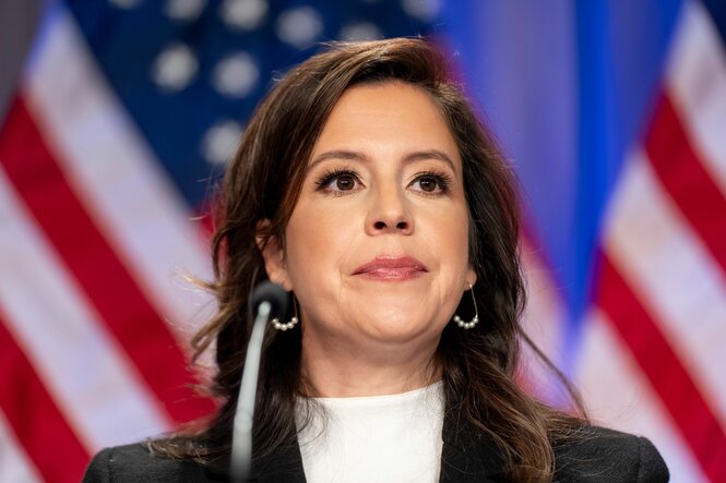 Elise Stefanik vor einer US-Flagge