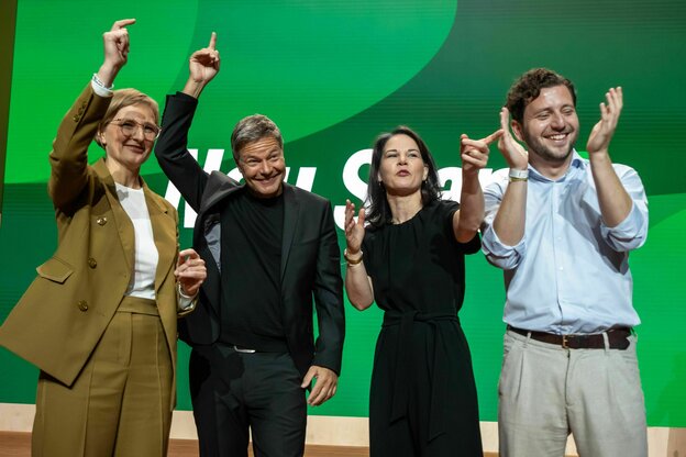 Brandner, Habeck, Baerbock,Banaszak mit gereckten Armen oder klatschend