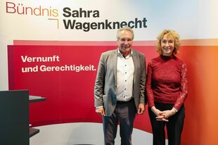 Klaus Ernst und Irmgard Freihoffer lächeln, nachdem sie vom neuen bayerischen Landesverband des BSW zur Doppelspitze gewählt worden sind.