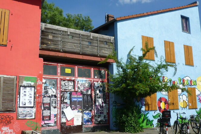 Das Jugendzentrum in Hannovers Kornstraße im Sommer.