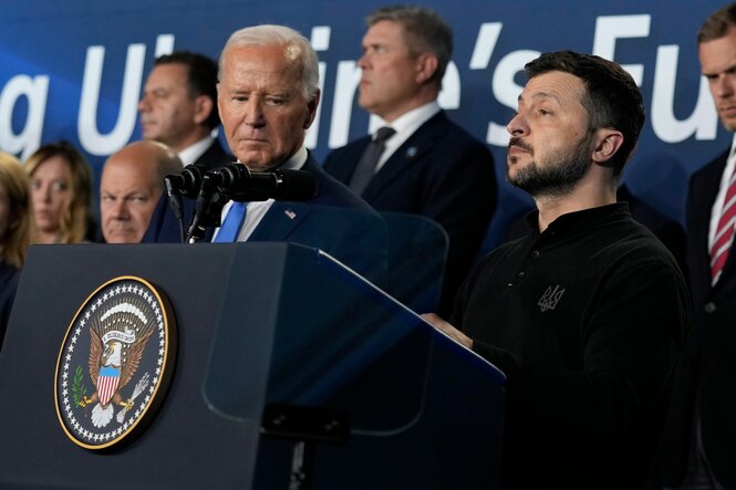 Biden, Selenskyj und andere Würdenträger am Rednerpult