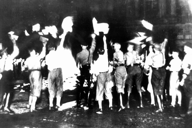 Zu sehen ist die Bücherverbrennung vom 10. Mai 1933 auf dem damals sogenannten Opernplatz in Berlin.