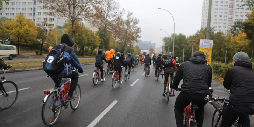 Ein Fahrradkorso mit mehreren BerlinerInnen radelt über die Landsberger Allee.