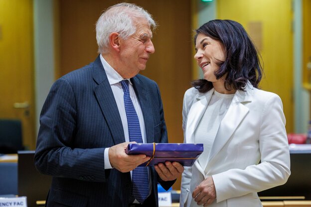 Josep Borrell (l), Hoher Vertreter der EU für Außen- und Sicherheitspolitik, erhält ein Abschiedsgeschenk von Annalena Baerbock (Bündnis 90/Die Grünen), Außenministerin von Deutschland, während eines EU-Außenministerrats im EU-Hauptquartier.