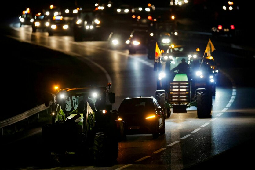 Französische Landwirte protestieren mit ihren Traktoren