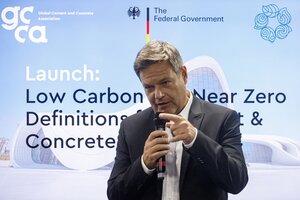 Der deutsche Wirtschafts- und Umweltminister Robert Habeck hält seine Rede im Pavillon der Global Cement and Concrete Association auf der UN-Klimakonferenz COP29 in Baku, Aserbaidschan, am 18. November 2024