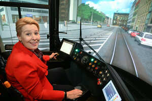 Franziska Giffey in einem Straßenbahn-Simulator