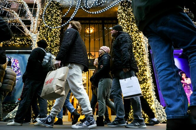 Kunden tragen Einkaufstüten über die Fifth Avenue