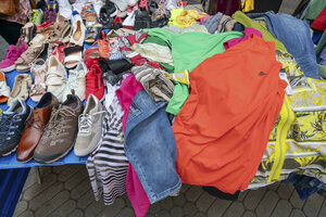 Bekleidungsangebot auf einem Trödelmarkt in Nürnberg