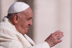 Papst Franziskus in weißer Kleidung