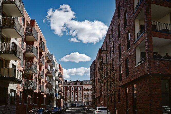 Blick durch eine Straße mit neuen Wohnhäusern im Wohnquartier "Mitte Altona".