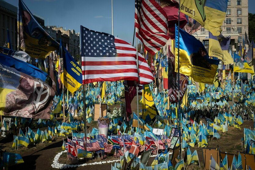 Ukrainische und US-amerikanische Nationalfahnen