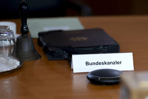 Schild Bundeskanzler am Kabinetttisch, daneben Glocke