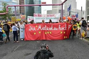 Demoblock mit einem Transpi: "Die Miete ist zu hoch"