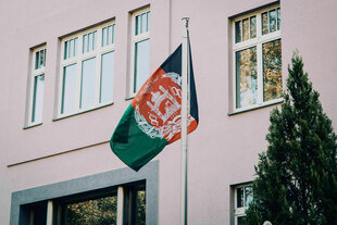 Die Nationalfahne Afghanistans vor einem Gebäude