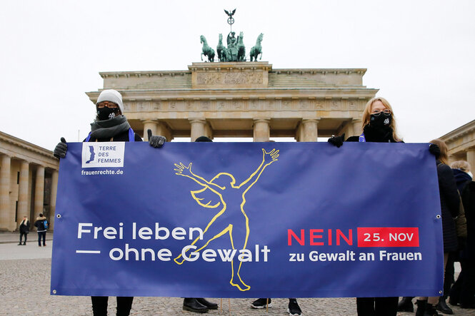 Zwei Frauen halten ein Transparent bei einer Aktion von Terre des Femmes unter dem Motto «Frei leben ohne Gewalt» zum Tag gegen Gewalt an Frauen am Brandenburger Tor, ein Foto von 2021