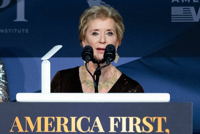 Linda McMahon am Rednerpult mit dem Solgan "America First"