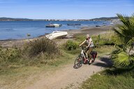 Eine Fahrradfahrerin in südfranzösischer Landschaft