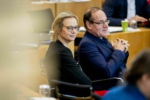 Katja Wolf und Thilo Kummer vom BSW in Thüringen sitzen nebeneinander im Plenarsaal