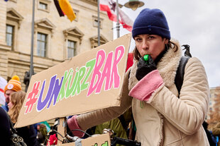 Über tausend Sozialarbeiter:innen und Betroffene protestierten gegen Kürzungen in der Bildungs- und Jugendhilfe