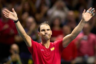 Nadal winkt mit ausgestreckten Armen ins Publikum