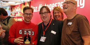 Vier Menschen auf der Buchmesse