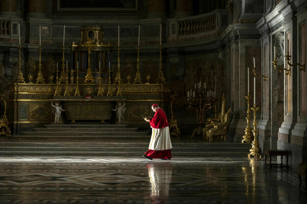 Ein Mann in einem roten Kleid geht am Altar einer imposanten Kirche vorbei