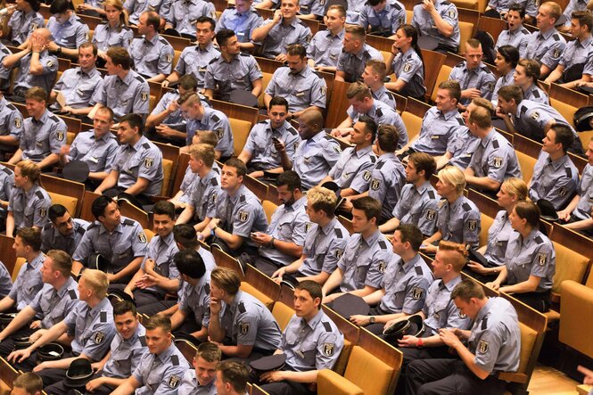 Sehr viele Polizist:innen sitzen bei eine Veranstaltung im Zuschauerraum.